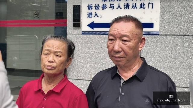莱万告别拜,官方仪式落,萨利化解争,爱游戏官网,爱游戏App,爱游戏下载,爱游戏登录,爱游戏平台